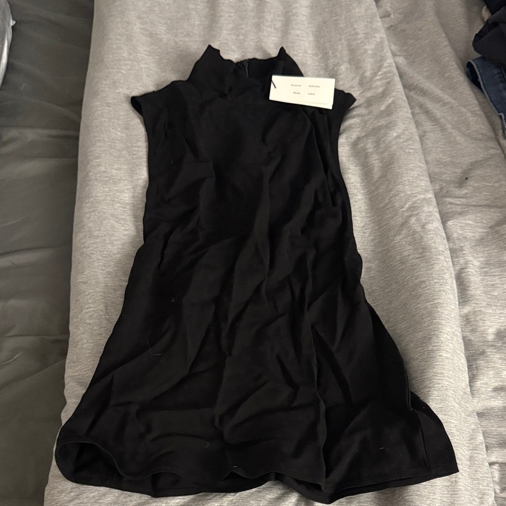 Elegant Black Sleeveless Top with Open Back